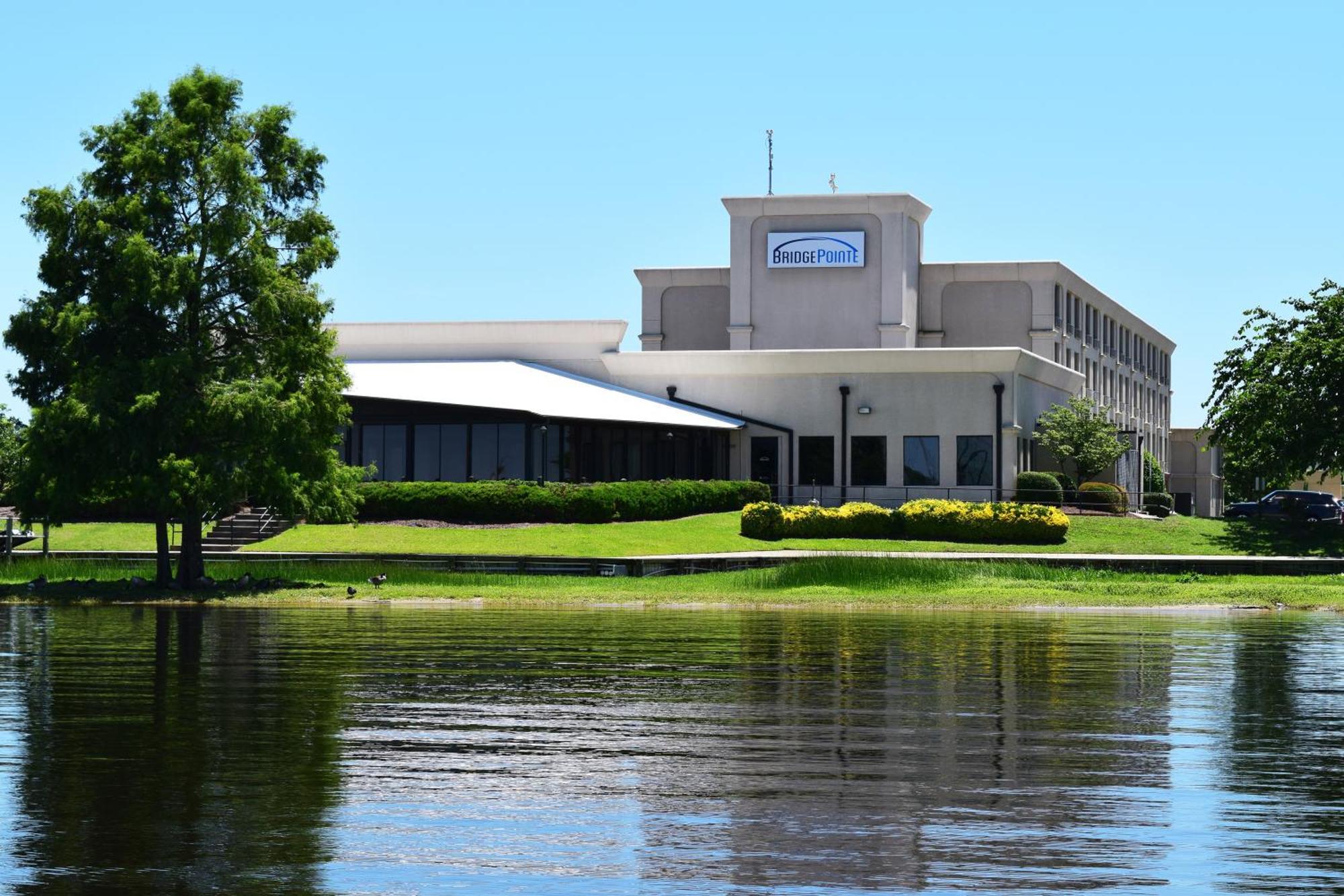 Bridgepointe & Marina Hotel 3*